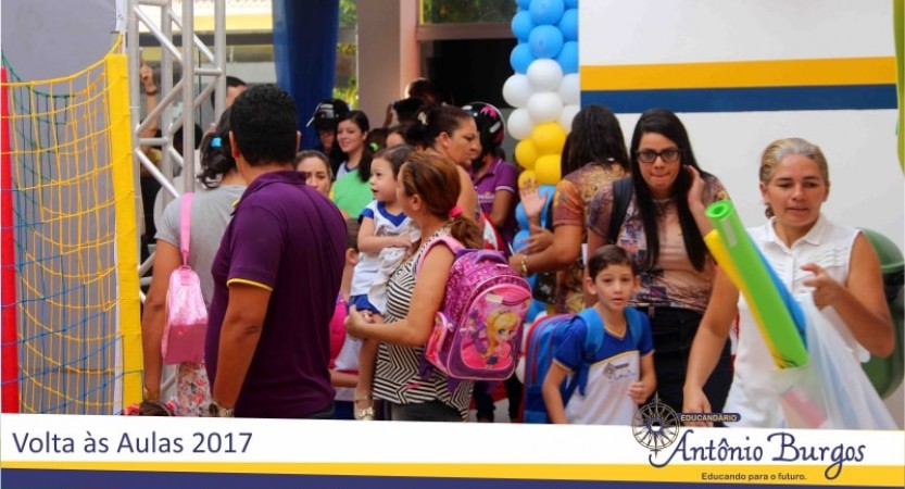 Dia de volta às aulas no Educandário Antônio Burgos Cada detalhe foi cuidadosamente preparado para receber pais, professores e alunos em um clima mágico de reencontro e novas amizades.
Uma trilha musical embalou a abertura dos portões às 7h da manhã, para que calmamente