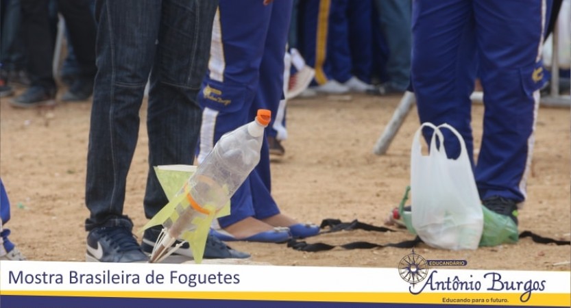 Alunos do Educandário Antônio Burgos vivenciaram a primeira etapa da Olimpíada Brasileira de Astronomia e Astronáutica 2017 A MOBFOG (Mostra Brasileira de Foguetes) aconteceu nesta terça-feira 14 de março no Eco Parque, os alunos do 9º ano ao Ensino Médio fizeram o lançamento oficial dos foguetes confeccionados por eles.
A XX OBA