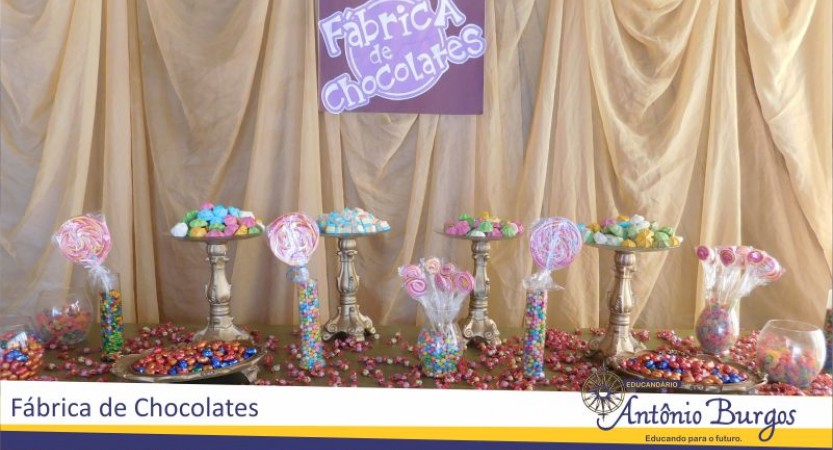 Alunos do Educandário Antônio Burgos participaram hoje da Fantástica Fábrica de Chocolates Hoje as atividades do Educandário aconteceram com gosto e um doce cheirinho. Uma divertida Fábrica de Chocolates foi montada no Espaço