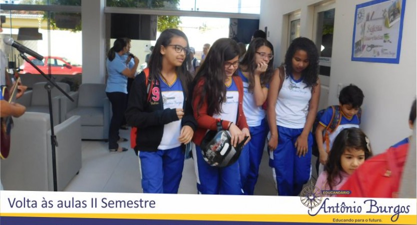 VOLTA ÀS AULAS NO EDUCANDÁRIO ANTÔNIO BURGOS Nesta quarta, 02 de agosto, foi dia de recomeço no Educandário Antônio Burgos. A escola se encheu de cor e alegria recebendo alunos e
