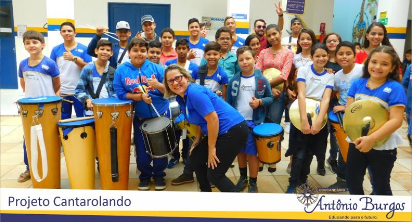 SEMANA RECHEADA DE CULTURA E ARTE NO EDUCANDÁRIO ANTÔNIO BURGOS Na última quinta 17, a Banda Marcial Força Jovem fez belíssima apresentação no pátio da escola em alusão ao