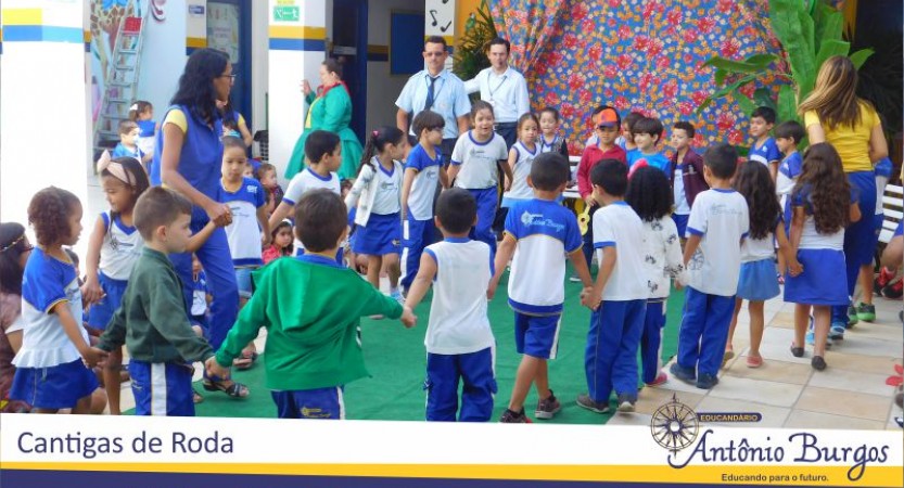 EDUCANDÁRIO ANTÔNIO BURGOS VIVENCIA MOMENTO MUSICAL NO PÁTIO DA ESCOLA Alunos e professores da Educação Infantil vivenciaram hoje no pátio da escola um momento inesquecível repleto de alegria e