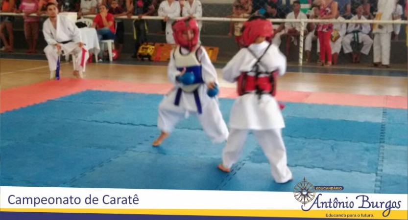 ATLETAS DO EDUCANDÁRIO ANTÔNIO BURGOS PARTICIPAM DE CAMPEONATO DE CARATÊ A competição aconteceu neste domingo, 08 de outubro, no Rota do Mar Club. Estiveram presentes atletas de vários municípios da