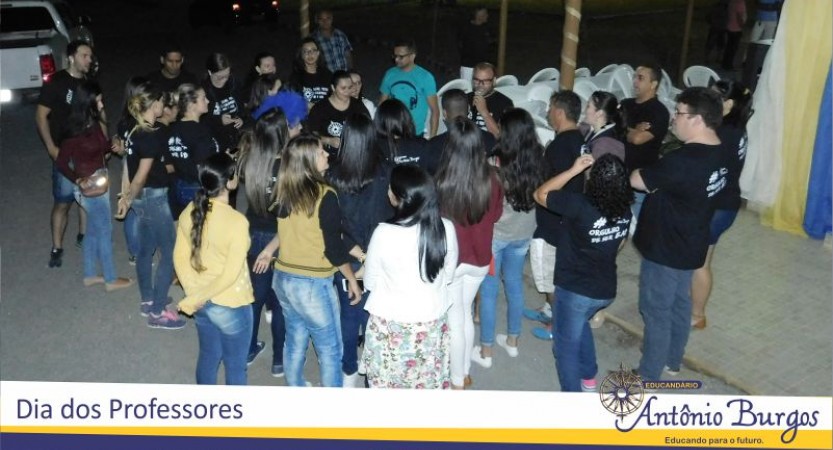 DIA DOS PROFESSORES REPLETO DE SIGNFICADOS NO EDUCANDÁRIO ANTÔNIO BURGOS Depois de uma semana de mensagens e surpresas, a equipe de professores do Educandário embarcou em uma divertida programação para festejar