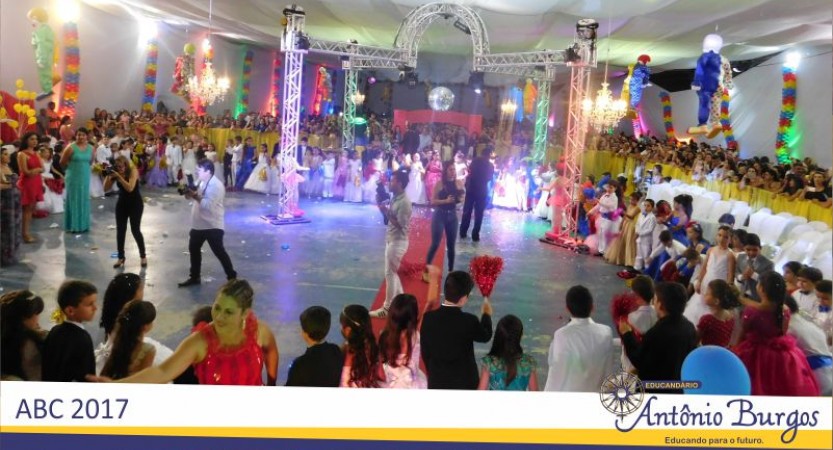 EDUCANDÁRIO ANTÔNIO BURGOS CELEBROU ABC EM ALTO ESTILO Uma mistura de cor, magia, entusiasmo e diversão encheram de alegria a festa de ABC do Educandário Antônio Burgos neste final de semana.