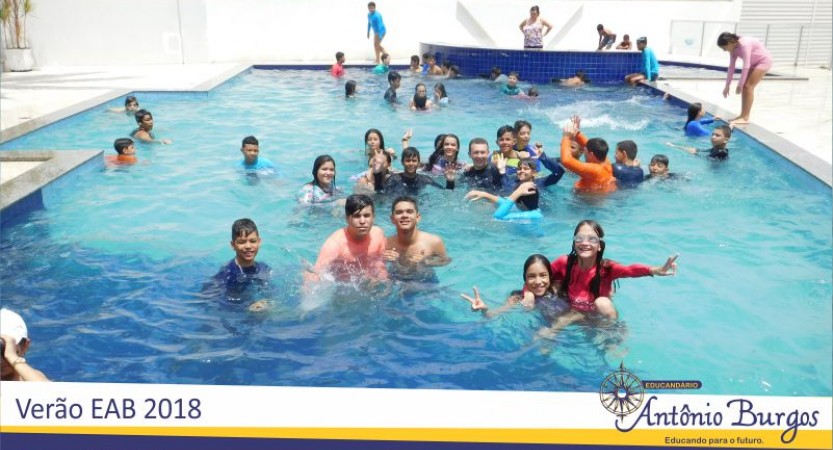 VERÃO REPLETO DE DIVERSÃO NO EDUCANDÁRIO ANTÔNIO BURGOS Professores e alunos do 6º ano ao Ensino Médio celebram a volta às aulas e a chegada do carnaval com uma programação
