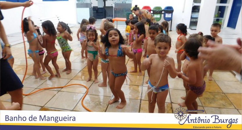 DAY LIVING NO EDUCANDÁRIO ANTÔNIO BURGOS Ontem, 28 de fevereiro, a Educação Infantil desfrutou de um animadíssimo momento refrescante no pátio da