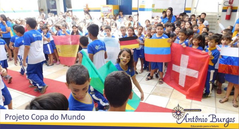 ALUNOS DO EDUCANDÁRIO ANTÔNIO BURGOS VIVENCIAM ABERTURA DO PROJETO COPA DO MUNDO Nesta sexta, 01 de junho, alunos e professores se reuniram no pátio da escola em clima de torcida para dar a largada no projeto interdisciplinar