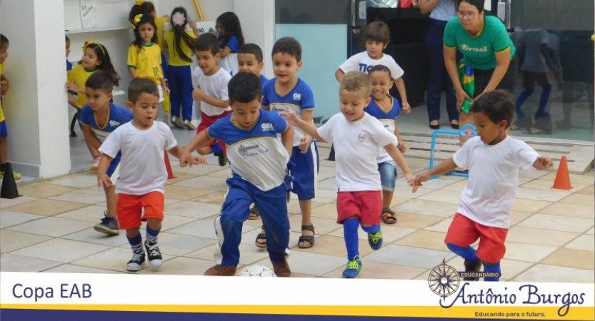 ALUNOS DO EDUCANDÁRIO ANTÔNIO BURGOS VIVENCIAM MOVIMENTO ESPORTIVO A Copinha EAB de futebol está acontecendo neste mês de junho em clima de Copa do Mundo. Os alunos e professores estão dando um verdadeiro