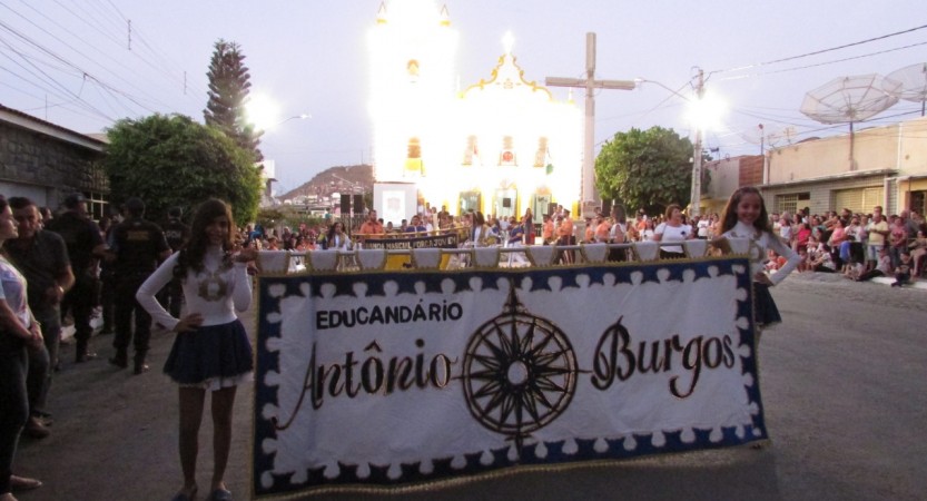 EDUCANDÁRIO ANTÔNIO BURGOS PARTICIPOU DE DESFILE HISTÓRICO – SACRO QUE MOVIMENTOU A CIDADE NO ÚLTIMO DOMINGO. O desfile em alusão as comemorações do Centenário da Paróquia do Senhor Bom Jesus dos Aflitos e São Miguel, buscou resgatar e contar