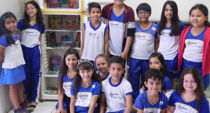 EDUCANDÁRIO ANTÔNIO BURGOS DESENVOLVEU AÇÃO DE LITERATURA Nesta quarta-feira, dia 19 os alunos da Equipe Farol Mirim presentearam em nome de toda a escola uma Geladoteca ( Biblioteca Móvel ) para a UPA 24h. com o objetivo de incentivar a