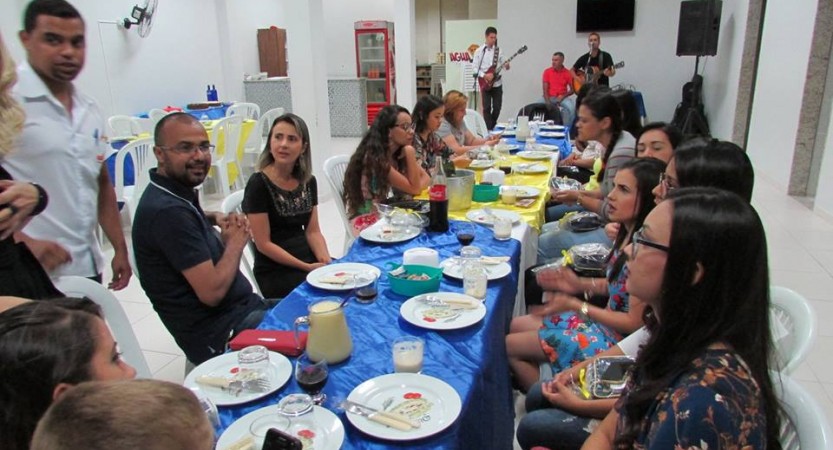 ESCOLA ANTÔNIO BURGOS CELEBRA O DIA DOS PROFESSORES Com o objetivo de agradecer e parabenizar a todos os educadores pelo brilhante desempenho ao longo do ano e a dedicação com a qual estão conduzindo o processo educacional dos alunos em 2018, a Escola