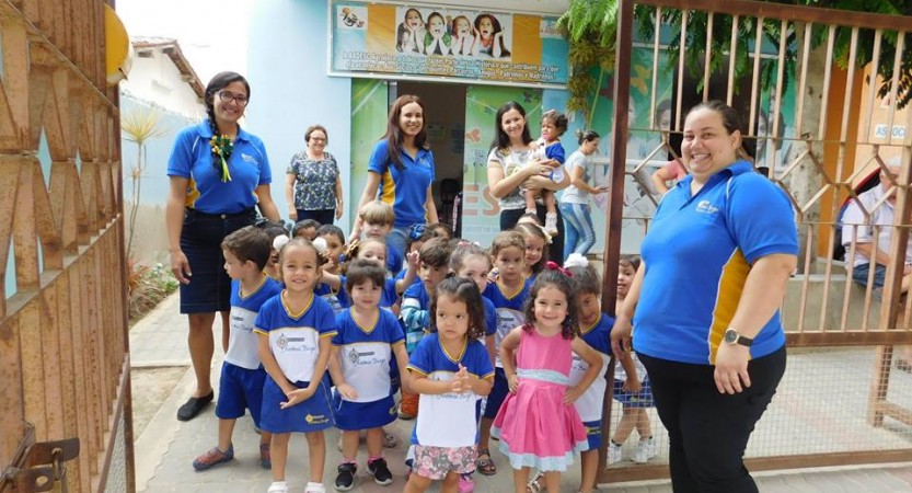 SEMANA COM AÇÃO SOCIAL NA ESCOLA ANTÔNIO BURGOS As professoras Cláudia, Gerlâne, Ana, Jamile e Raquel, desenvolveram junto com os alunos e familiares das turmas de maternais o Projeto Um Gesto de Amor, para