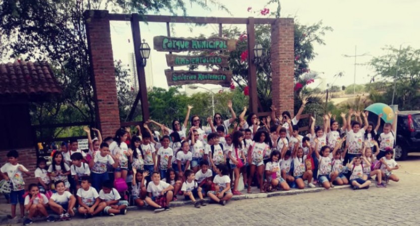 ESCOLA ANTÔNIO BURGOS REALIZA AULA PASSEIO COM AS TURMAS DO 1º ANO DO ENSINO FUNDAMENTAL A viagem aconteceu nesta quarta 31 de outubro em Caruaru-PE. Os alunos e professores aproveitaram o dia para juntinho curtirem uma programação animadíssima. Passei no Parque Ambiental, piquenique, visita ao shopping para uma