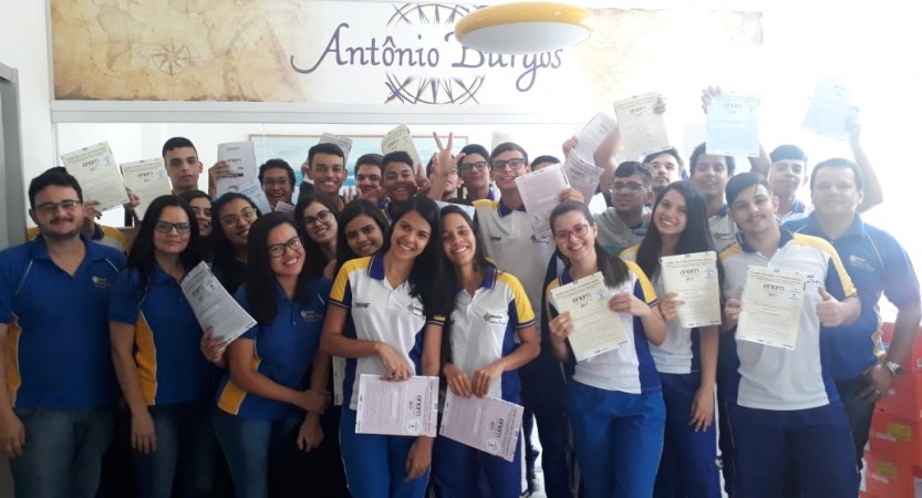 ALUNOS DA ESCOLA ANTÔNIO BURGOS VIVENCIAM SEMANA DE PREPARAÇÃO PARA O ENEM Alinhada com o desafio de educar com excelência com foco na atitude empreendedora e projetos que vão além da sala de aula preparando o aluno para a vida, a Escola Antônio Burgos desenvolveu ao longo do