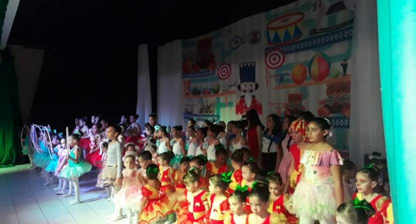 FESTIVAL DE BALÉ 2018 DA ESCOLA ANTÔNIO BURGOS A Escola Antônio Burgos realizou nesta quinta-feira 13 de dezembro o emocionante Festival de Balé. O evento aconteceu no Teatro Municipal e contou com a presença expressiva dos pais e