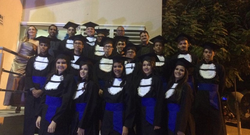 ESCOLA ANTÔNIO BURGOS REALIZOU COLAÇÃO DE GRAU DO ENSINO MÉDIO. A celebração aconteceu nesta quinta – feira dia 20 de dezembro na Câmara Municipal de Vereadores.
Pais, familiares, alunos e professores