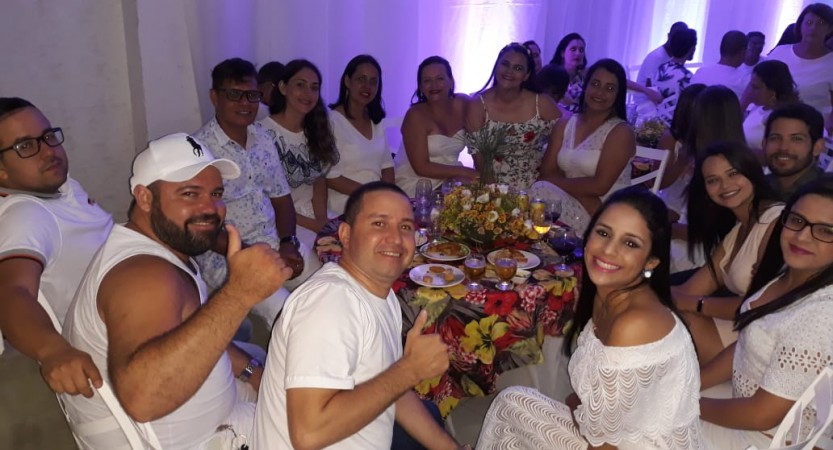CONFRATERNIZAÇÃO DA ESCOLA ANTÔNIO BURGOS Em clima de celebração e alegria pelos brilhantes resultados 2018, a equipe de colaboradores da Escola Antônio Burgos se reúne para uma noite de