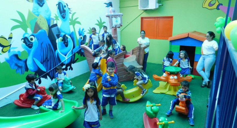 DIA DE VOLTA ÀS AULAS NA ESCOLA ANTÔNIO BURGOS A Escola Antônio Burgos recebeu hoje a comunidade escolar para um ano novinho repleto de novas descobertas. O clima de reencontro e amizade encheu de alegria todos os espaços da