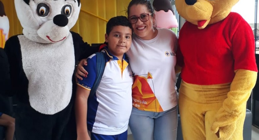 ESCOLA TEM EMOÇÃO Depois de um período de descanso, viagens e de curtir a família chegou o momento do reencontro. Em meio aos cadernos e livros novos o sentimento mais profundo é o de encontrar os