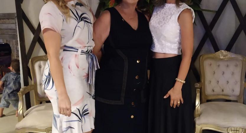 ESCOLA ANTÔNIO BURGOS REALIZOU EMOCIONANTE JANTAR PARA CELEBRAR O DIA DAS MÃES. Em uma programação recheada de carinho e gratidão, a Escola Antônio Burgos reuniu as mamães para um encontro inesquecível. Além de desfrutarem de uma noite de