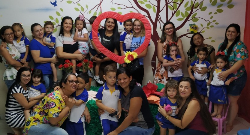 SEMANA DAS MÃES NA ESCOLA ANTÔNIO BURGOS Grandes emoções fizeram parte da rotina escolar nesta semana na EAB. A escola se encheu do sentimento de gratidão para celebrar o Dia das Mães, os alunos surpreenderam diariamente com